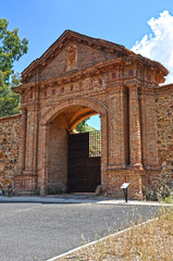 Fototapeta premium Puerta de Carlos IV, Almadén, arquitectura industrial