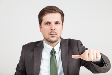 daumen mittig beim geschäftsmann