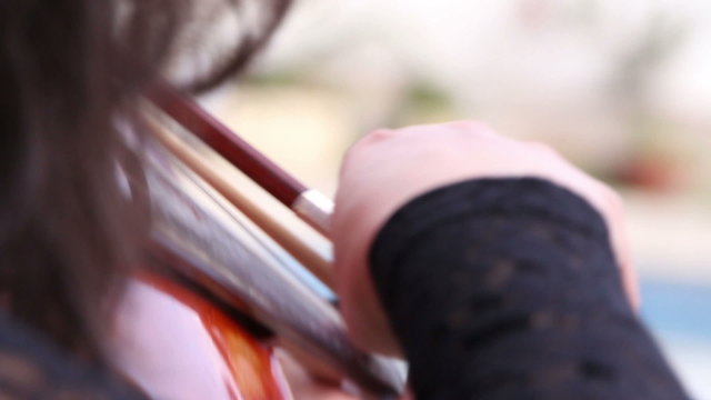 musician play on violin