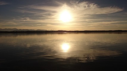 Fototapeta na wymiar Die Sonne geht am See unter