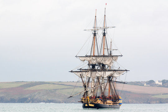 L'Hermione en Baie de Douarnenez sous ciel couvert