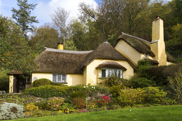 Fototapeta na wymiar Thatched roof cottage in Selworthy