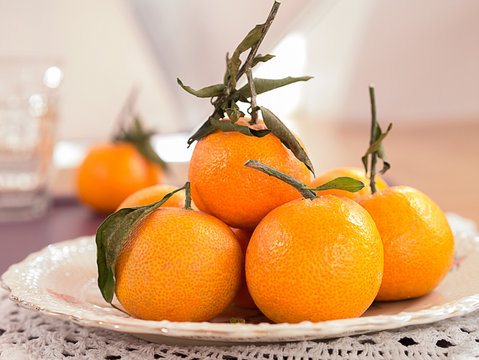 Mandarinen auf einem Teller