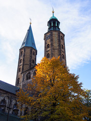 Fototapeta na wymiar Goslar Marktkirche und Fachwerkhaus
