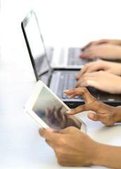 Hände an Mobilgeräten