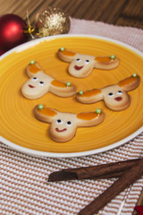 Obraz na płótnie Canvas Christmas handmade cookies reindeer on wooden background