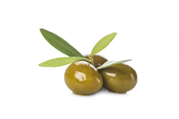 Aceitunas verdes con hojas aisladas sobre fondo blanco