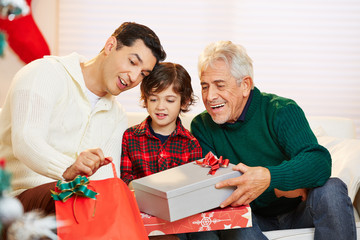 Männer feiern Weihnachten mit Geschenken