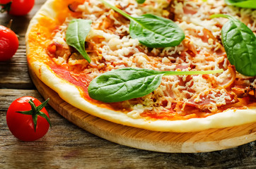 pizza with bacon, mozzarella and spinach