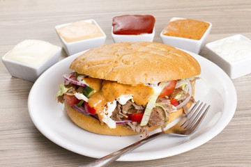 Döner im Brot mit Soße