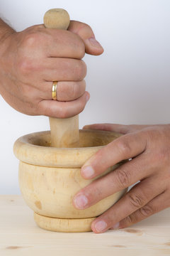 Cocinero preparando un majado de ajo y perejil en el mortero