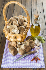 Cesta con setas de cardo frescas e ingredientes para su cocina