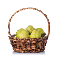 Cesta con membrillos de primera calidad aislada en blanco