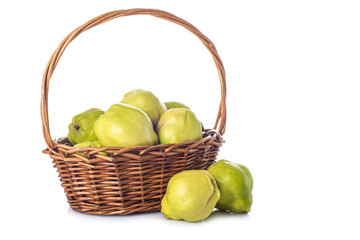 Cesta con la fruta madura del membrillo aislada en blanco