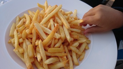 Kind isst Pommes