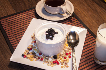 Muesli, quark and blueberries