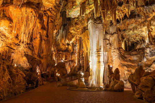 Cave stalactites, stalagmites, and other formations at Luray Cav
