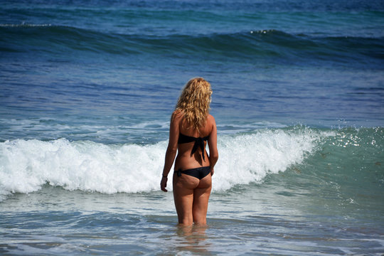 mujer disfrutando de un dia de playa