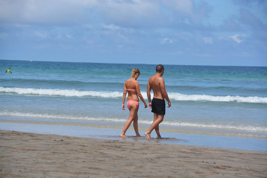 pareja de enamorados caminando por la playa