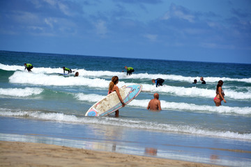 practicando surf