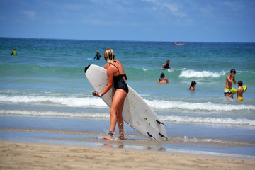 mujer sexy practicando surf