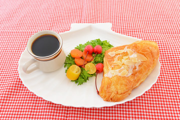 ヘルシーな朝食とコーヒー