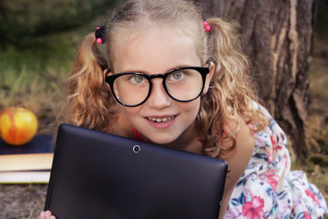 The girl with the tablet learns to school