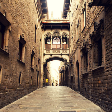 Fototapeta Fototapeta Gotycka ulica z łukiem w Barcelonie w pobliżu katedry do salonu
