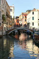 Fototapeta na wymiar Venedig, Kanal mit Brücke und Spiegelung, Hochformat, Textraum, copy space