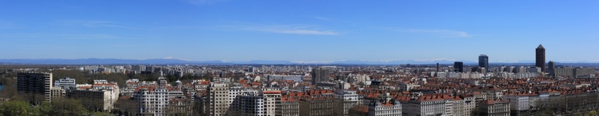 Fototapeta na wymiar vue panoramique sur la ville de lyon