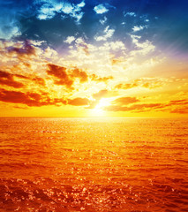 goede oranje zonsondergang over zee