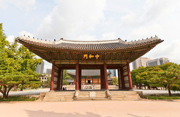 Obraz premium Junghwamun Gate of Deoksugung Palace (XV c.) in Seoul, Korea
