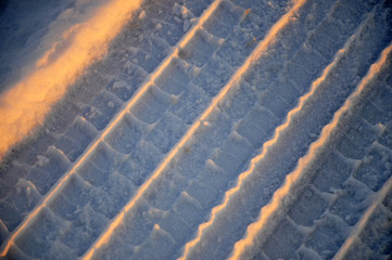 Fototapeta premium Reifenspuren im Schnee