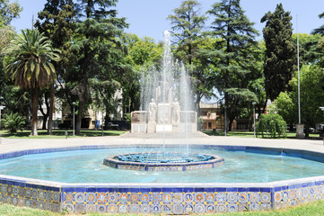 Fototapeta na wymiar Fountain and monument at Italy square in Mendoza
