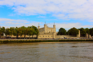 Obraz premium tower of london - view from thames