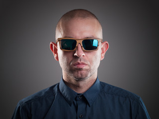 Obraz premium Man with sunglasses in a studio shot
