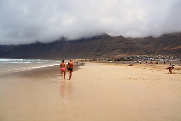 pareja de enamorados caminando por la playa