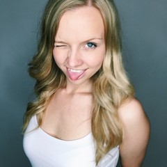 Freche Frau streckt Zunge raus