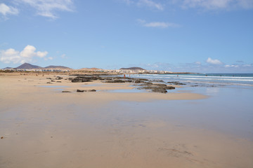 Fototapeta na wymiar panoramica de la playa de famara en la isla de lanzarote