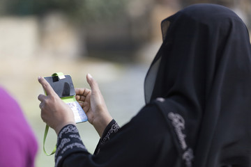 Muslima mit Handy