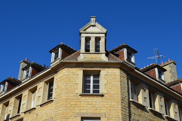 Fototapeta na wymiar Façade d'immeuble de la reconstruction (Normandie)