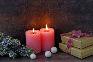 Obraz na płótnie Canvas Kerzen mit Weihnachtsgeschenken