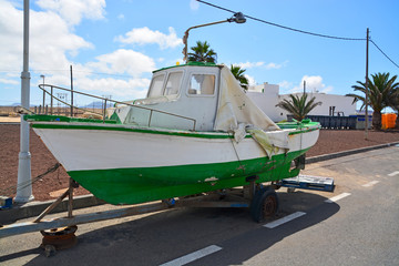 barco sobre un remolque