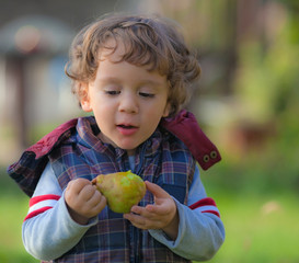 bimbo mangia una pera