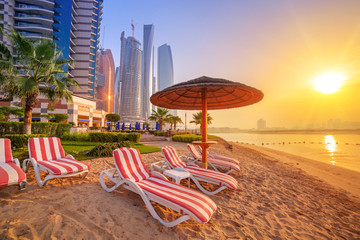 Zonsopgang op het strand van Perian Gulf in Abu Dhabi