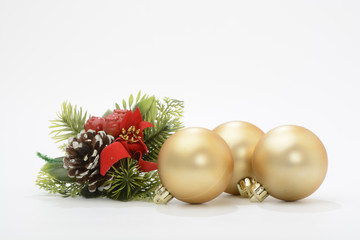 Adornos navideños, bolas doradas y piña