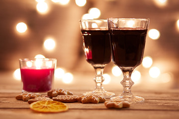 Two glasses of mulled wine with gingerbread