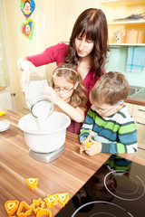 Junge Familie in der Küche beim backen