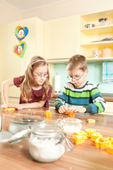 Kinder in der K&uuml;che beim backen