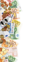 Auto - Geldscheine und Münzen am Rand
